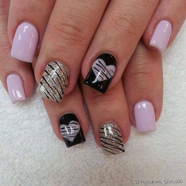 O esmalte preto pode garantir um toque de article_media_new_1inalidade na nail art feita com esmalte rosa